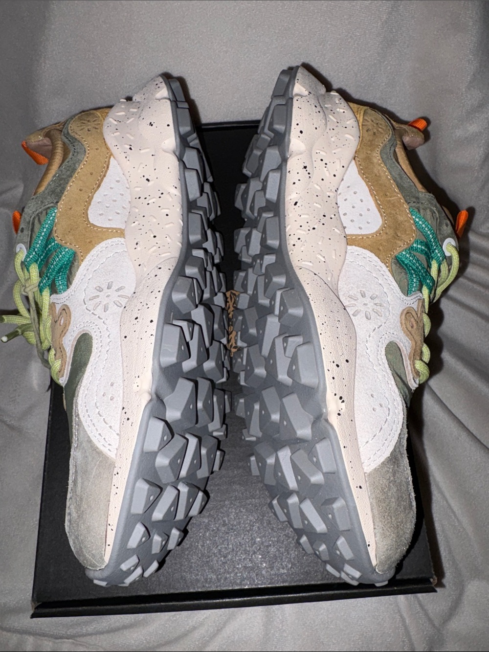 NWT Flower Mountain YAMANO 3 UNI
Suede technical fabric sneakers - White-Grey - Picture 15 of 16